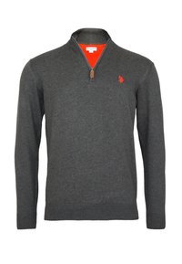 Suéter de manga larga gris oscuro con cremallera de un cuarto, puños y bajo de canalé, y pequeño logo rojo en el lado izquierdo del pecho.