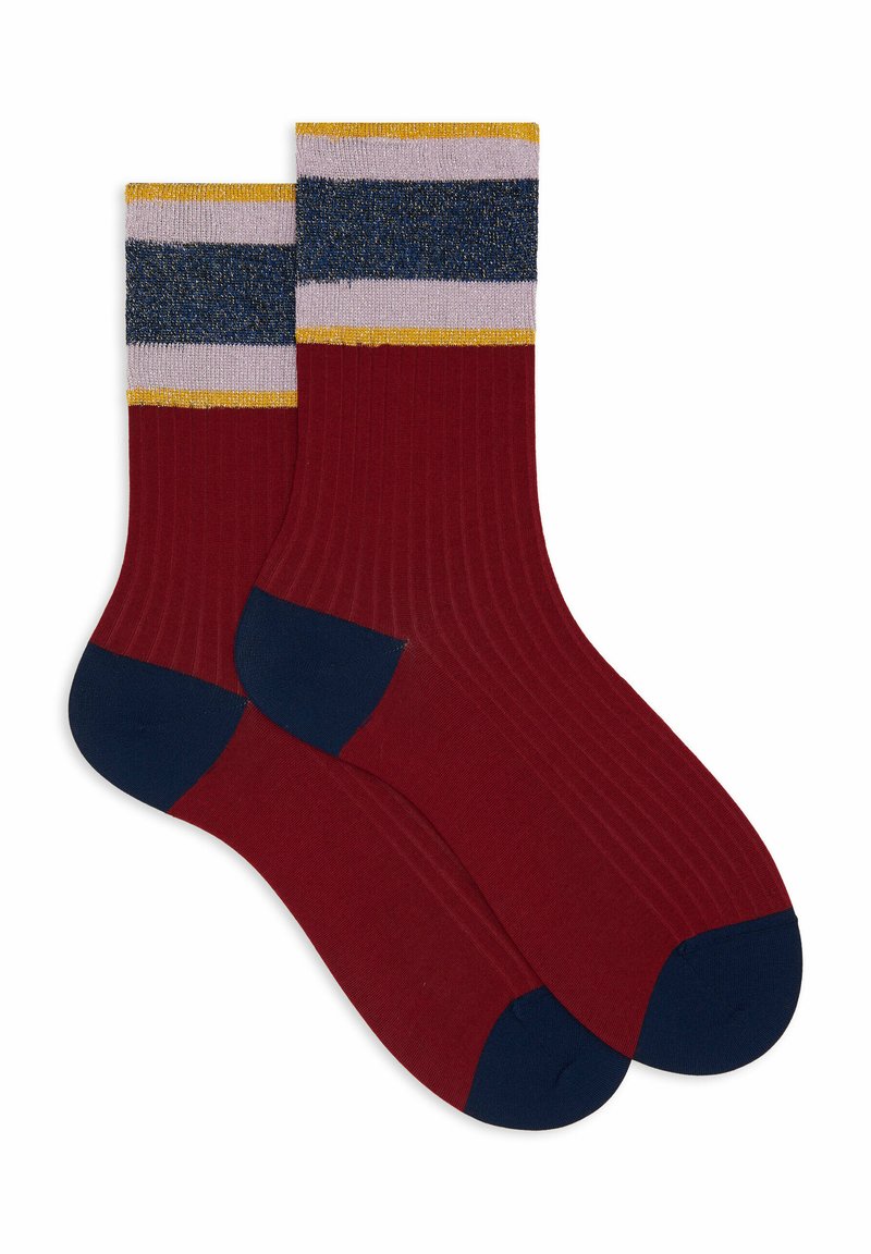 Calze rosse a costine con un polsino blu navy, decorate con strisce dorate, rosa chiaro e blu scuro. Include una punta e un tallone rinforzati in blu navy.
