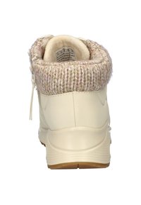 Weiße Knöchelstiefel mit einem gestrickten, strukturierten creme- und rosa Farbesaum. Verfügt über ein glattes synthetisches Obermaterial, eine Gummisohle und einen seitlichen Reißverschluss.