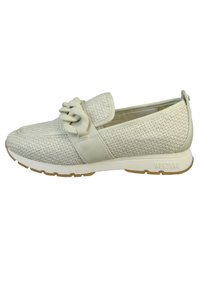 Jasno-beżowy but typu slip-on z plecioną cholewką, okrągłym noskiem i dekoracyjną pętelką. Posiada białą podeszwę z jasnobrązowymi akcentami.