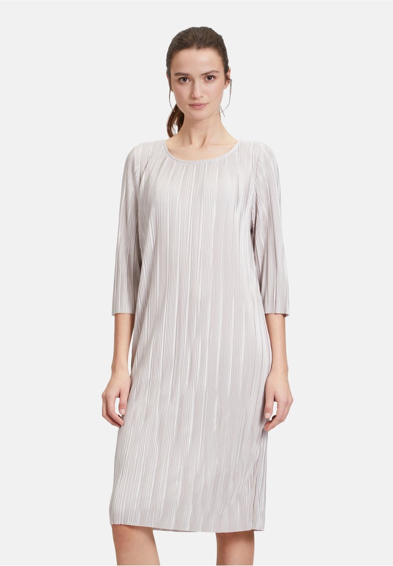 Helles graues Kleid mit Rundhalsausschnitt und dreiviertel Ärmeln, das eine vertikale Rippstruktur und eine gerade Silhouette aufweist.