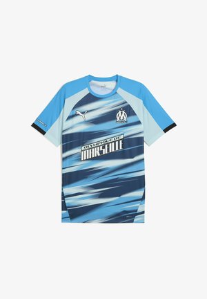 Modrý a světle modrý fotbalový dres z polyesteru, s dynamickými vlnitými vzory, krátkými rukávy, kulatým výstřihem a klubovým logem na hrudi.