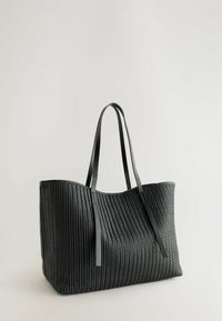 Schwarze geflochtene Tragetasche mit langen flachen Griffen, die eine glatte Textur und ein strukturiertes Design aufweist. Die Tasche hat eine weite Öffnung und eine abgerundete obere Kante.
