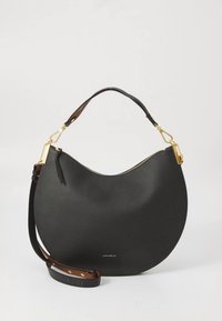 Melnas ādas rokassoma ar pusmēness formu, gludu tekstūru, zelta metāla detaļām un noņemamu brūnu plecu siksnu.