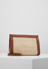 Borsa a tracolla intrecciata in paglia beige con dettagli in pelle marrone dalla trama lavorata; presenta un design semplice e rettangolare e una tracolla staccabile.