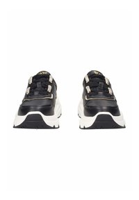 Sneaker neri con suola bianca robusta, dotati di tomaia in pelle liscia, lacci simili a strisce e dettagli metallici sugli occhielli.