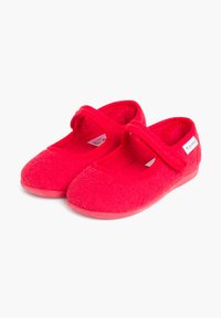 Bailarinas de tela roja con textura suave, punta redonda y correa ajustable en el empeine. Suela de goma flexible.