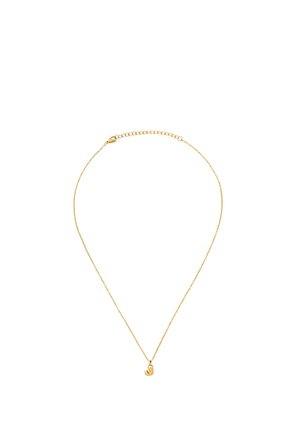 Collier délicat en chaîne d'or avec un petit pendentif en or incurvé et un fermoir ajustable sur fond blanc.