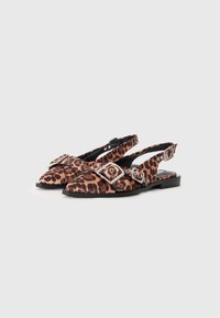 Slingback-skor i leopardmönster med spetsig tå, dubbla spännelement, platt sula och svart kant. Tyget har en slät struktur.