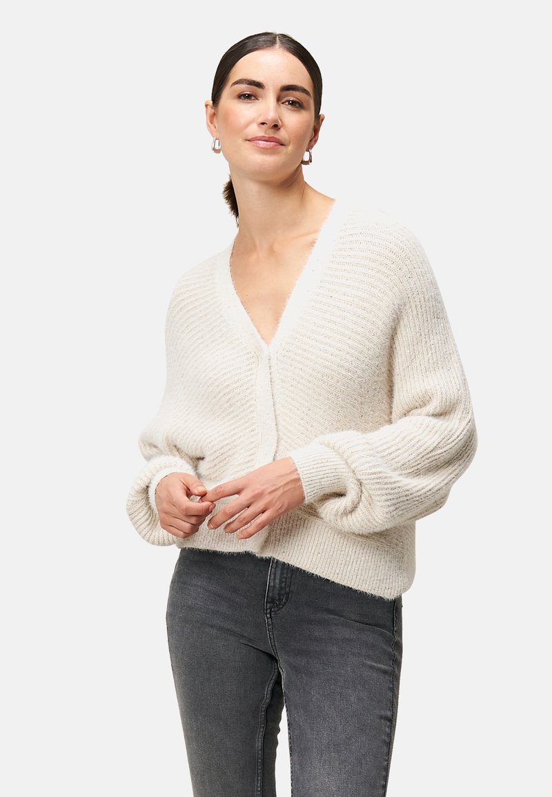 Cremefarbener Strickcardigan mit tiefem V-Ausschnitt, Ballonärmeln und lässiger Passform. Verfügt über eine gerippte Struktur und eine Knopfverschluss vorne.