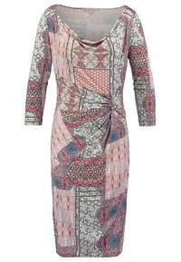 Ärmeldress mit einer Mischung aus geometrischen Mustern in Rosa, Grau und Blau. Weicher, fließender Stoff mit einem drapierten Ausschnitt und gerafftem Detail.