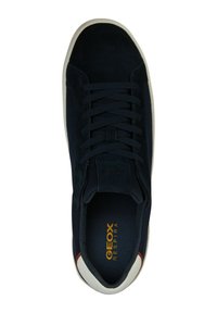 Sneaker in suede blu navy con suola in gomma bianca a contrasto, punta rotonda e lacci. Presenta il marchio "GEOX RESPIRA" sulla soletta.