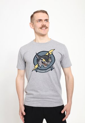 Camiseta de algodón gris con un gráfico de un lince de ojos amarillos y rayos, etiquetada "Lynxes del Rayo," diseño redondo.