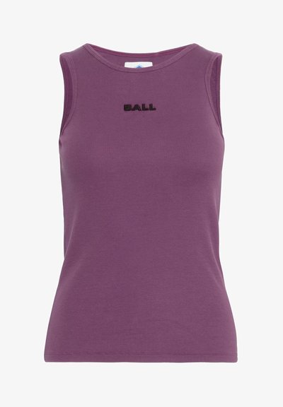 Violeta bezpiedurkņu topiņš ar ribotu tekstūru un melnu izšūtu "BALL" logotipu priekšpusē. Apaļa kakla izgriezuma, pieguļošs dizains.