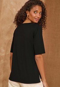 Love & Roses REGULAR FIT - PREMIUM V-NECK   - T-shirt basique - black