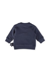 Felpa blu navy con colletto rotondo, polsini a coste e dettaglio di peluche laterale. Tessuto morbido, design casual e maniche lunghe.