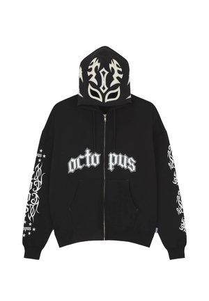 Schwarzer Kapuzenpullover mit Reißverschluss und weißem grafischem Text "octo pus" auf der Vorderseite. Mit dekorativen weißen Mustern an Ärmeln und Kapuze. Weiche Stofftextur.