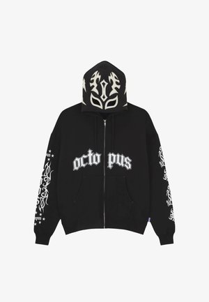 Zwarte hoodie met rits en witte grafische tekst "octo pus" op de voorkant. Voorzien van decoratieve witte patronen op de mouwen en capuchon. Zachte stoftextuur.
