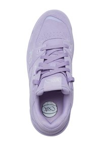 Violet sportiniai batai su zomšiniu viršumi, perforuotu pirštų dėklu ir raišteliais. Viduje yra apskritas logotipo įdėklas. Lygus guminis padas.