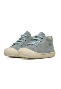 Sneakers in suede grigio con lacci azzurri, punta tonda e suola in gomma bianca testurizzata. Presentano cuciture e dettagli del logo su un lato.