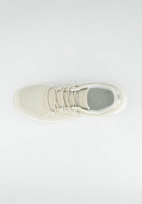 Béžové tenisky vyrobené z síťoviny a semišového materiálu, s hladkým povrchem, zaobleným tvarem, plochým systémem tkaniček a jemným brandingem na stélce.