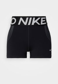 Shorts de sport noirs avec une large ceinture noire affichant "NIKE" en argent. Le panneau latéral présente un motif de petits points. Fabriqués en matériau extensible.