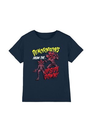 Navyblaue T-Shirt mit einer Grafik von zwei roten Demogorgon-Figuren und fettem gelbem und rotem Text: „DEMOGORGONS AUS DER UMDREHUNG!“