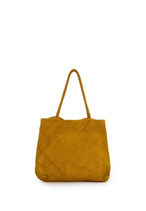 Mosterdgele geweven leren tote tas met gevlochten handvatten en "Venezia" label aan de voorkant.