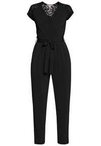 Combinaison noire pour femmes, avec des manches courtes en dentelle, un col en V, un haut en style croisé et une ceinture nouée à la taille.