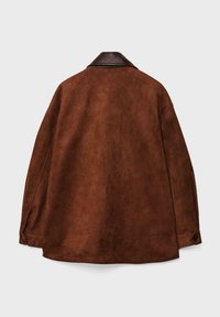 Veste en daim marron avec un col en cuir noir, coupe oversize, épaules tombantes et détails de boutons sur les côtés. Texture lisse avec une finition mate.