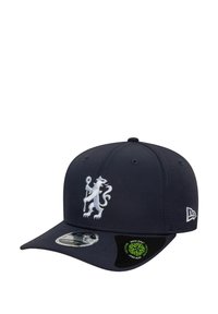 Dunkelblaues Baseballcap aus Stoff, ausgestattet mit einem gestickten weißen Löwenlogo, gebogenem Schirm und einem New Era-Tag an der Seite.