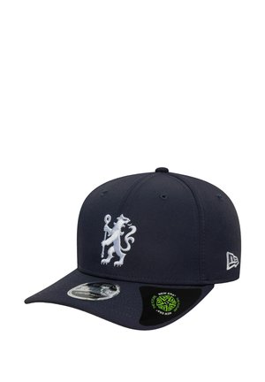 Casquette de baseball bleu marine en tissu, dotée d'un logo de lion blanc brodé, d'une visière courbée et d'une étiquette New Era sur le côté.