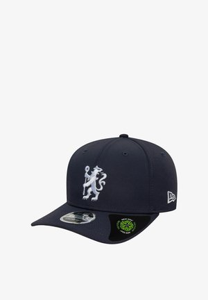 Dunkelblaues Baseballcap aus Stoff, ausgestattet mit einem gestickten weißen Löwenlogo, gebogenem Schirm und einem New Era-Tag an der Seite.