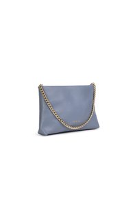 Clutch bag in pelle azzurro chiaro con una tracolla in catena dorata e un logo goffrato discreto sul davanti. Texture liscia, design minimalista.