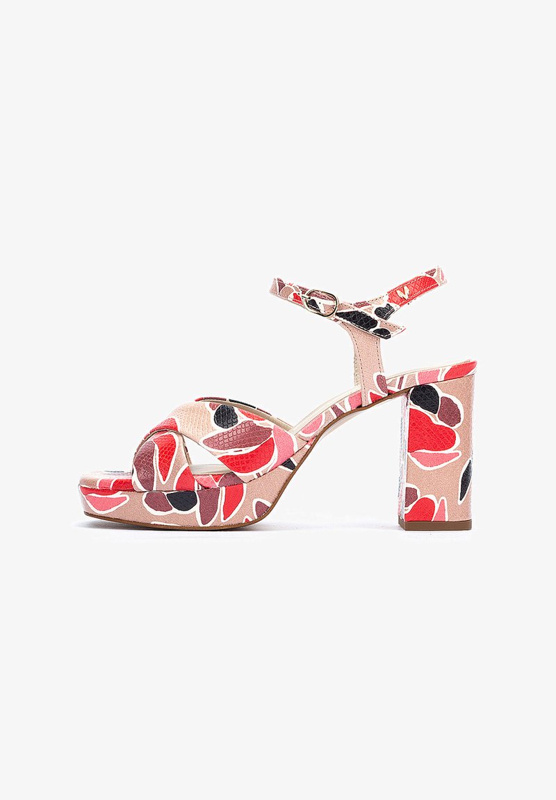 Sandal con tacco alto in materiale sintetico con fantasia floreale, caratterizzato da una larga fascia alla caviglia, design open toe e tacco spesso. I colori includono rosso, nero e beige.