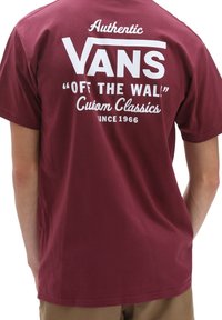 Burgundská bavlněná trička s kulatým výstřihem, na zadní straně s bílým grafickým textem, včetně "VANS", "OFF THE WALL" a "Custom Classics."