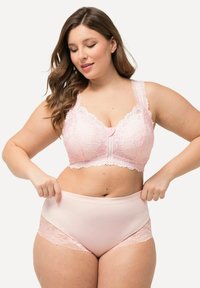 Różowy koronkowy biustonosz z zapięciem z przodu i teksturowanymi ramiączkami, w komplecie z różowymi figami o wysokim stanie, z koronkowym wykończeniem po bokach.