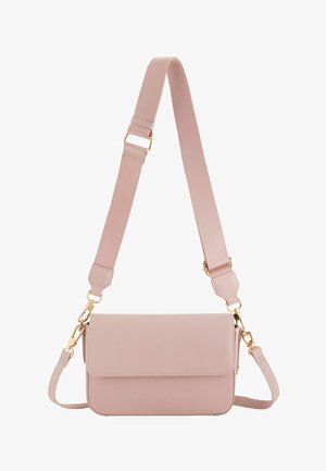 Geantă roz de purtat peste umăr, cu o curea lată reglabilă şi accesorii aurii, având un capac cu închidere şi un finisaj texturat.
