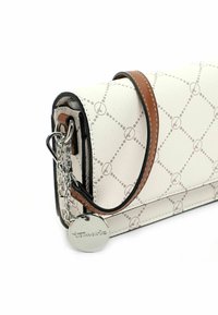 Bílá kožená handbag s diamantovým vzorem a hnědými akcenty, s řetízkovým popruhem, stříbrným kováním a štítkem s logem.