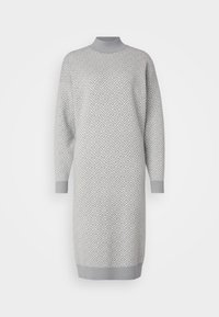 Robe tricotée gris clair avec un motif géométrique, un col montant, des manches longues et des poignets et un ourlet côtelés. Texture douce.