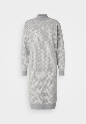 Hellgraues gestricktes Kleid mit geometrischem Muster, hohem Kragen, langen Ärmeln und gerippten Bündchen sowie Saum. Weiche Textur.