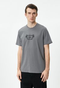 Koton - T-shirt z nadrukiem