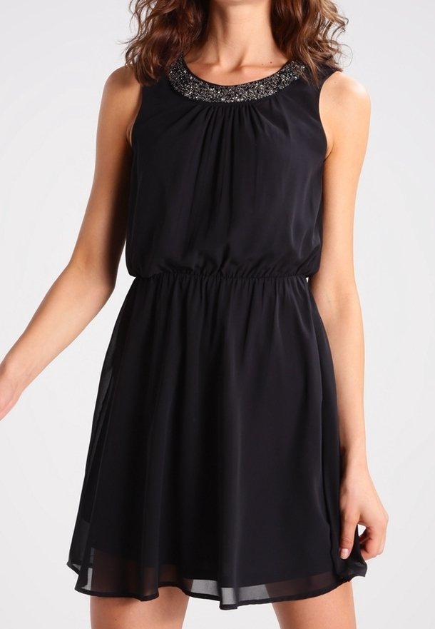 Robe noire sans manches avec une taille froncée, une jupe fluide et un décolleté orné de détails perlés. Confectionnée en tissu léger et transparent.