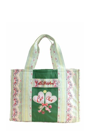 Sac fourre-tout à motif floral vert avec les textes "Cath Kidston" et "Cath Club", ornée de formes de cœur et d'illustrations de baies sur la poche avant.
