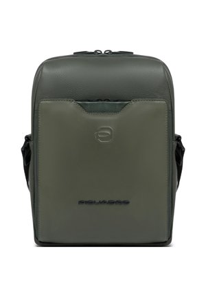 Compact olijfgroene leren crossbodytas met voorvak, ritssluiting en geperst merkembleem op het voorpaneel.