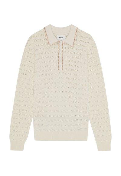 Maglione lavorato a maglia in crema con un motivo testurizzato, colletto e polsini a coste, e una chiusura frontale con zip corta con dettagli di cucitura multicolore.