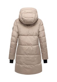 Manteau d'hiver long beige rembourré avec des panneaux cousus, capuche attachée et poignets intérieurs noirs, vu de dos.