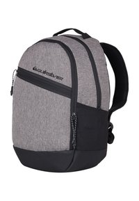 Grau-Rucksack mit strukturierter Stoffoberfläche, schwarzen Akzenten, doppelten Reißverschlüssen und gepolsterten Trägern für Komfort. Verfügt über eine Seitentasche.