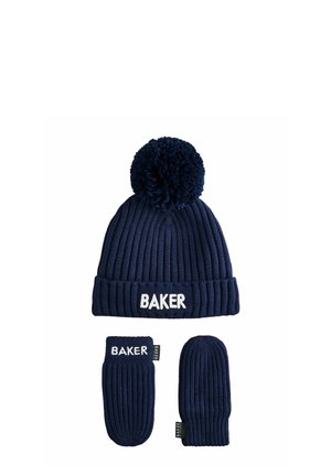 Tumesinine soonikuga talvemüts tutiga ja sobivad kindad, kõik valge „"BAKER"“ tekstiga eespool.
