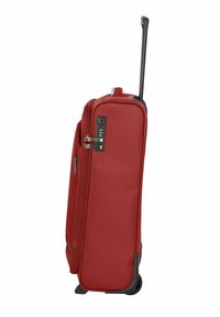 Valigia rossa con un esterno in tessuto testurizzato, manico retrattile nero e ruote. Dotata di tasche con doppia cerniera e lucchetto a combinazione.